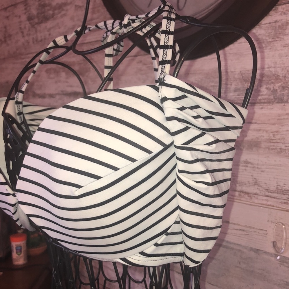 Victoria’s Secret swim suit top bikini top stripped swim wear size 32DD summer‌ - Picture 8 of 8